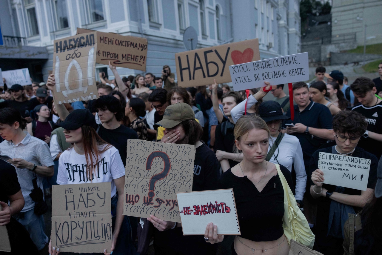 Protesters hold placards during a demonstration calling for the Ukrainian president to veto a law in Kyiv, Ukraine, Tuesday. (AFP-Yonhap)