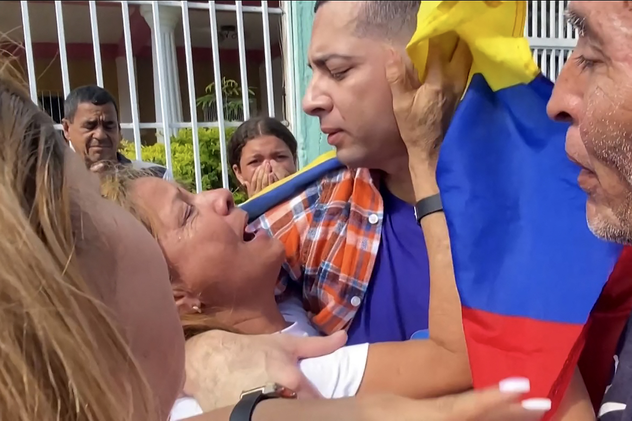 Maikel Olivera (center), a Venezuelan migrant who was freed from a Salvadoran prison, embraces his mother, on his return in Barquisimeto, Lara State, Venezuela, Tuesday. (AFP-Yonhap)