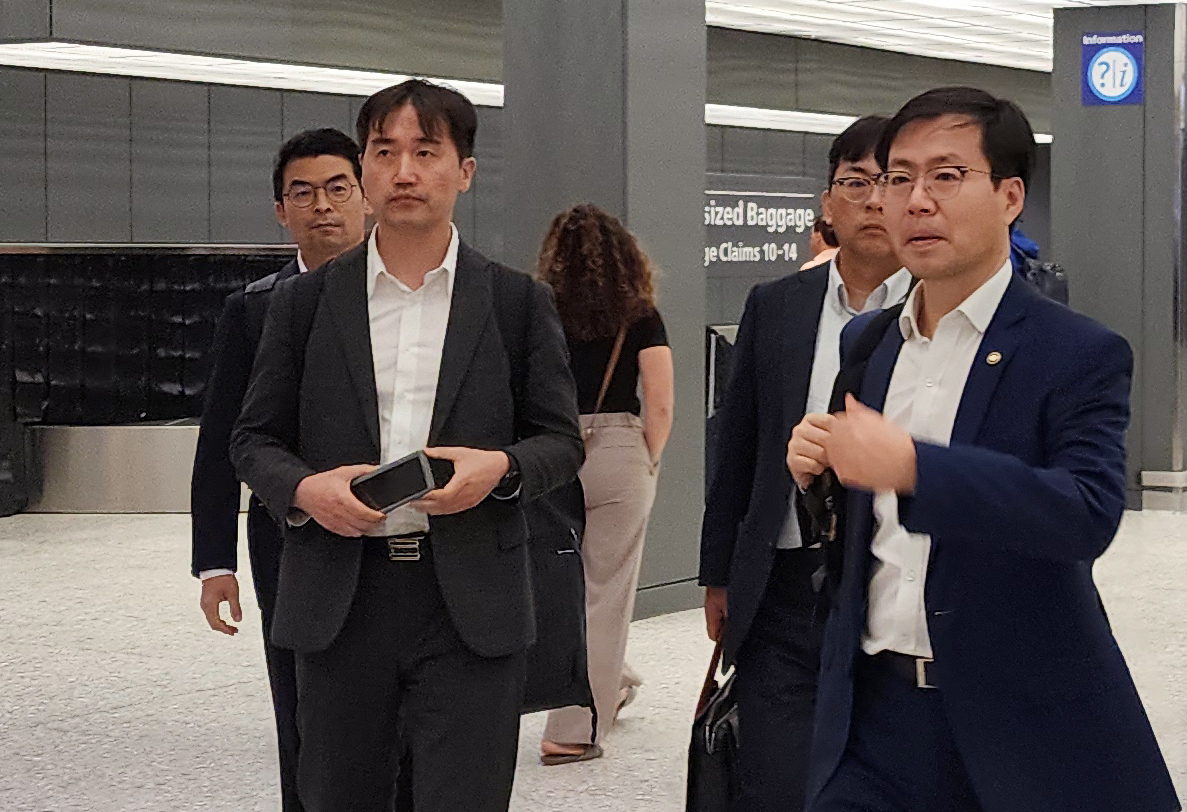 여한구(오른쪽) 산업통상자원부 통상교섭본부장이 도널드 트럼프 미국 행정부와 막판 통상 및 관세 멤버십토토을 위해 22일(현지시간) 미국 워싱턴DC 인근 덜레스 국제공항에 도착하고 있다.  [연합]