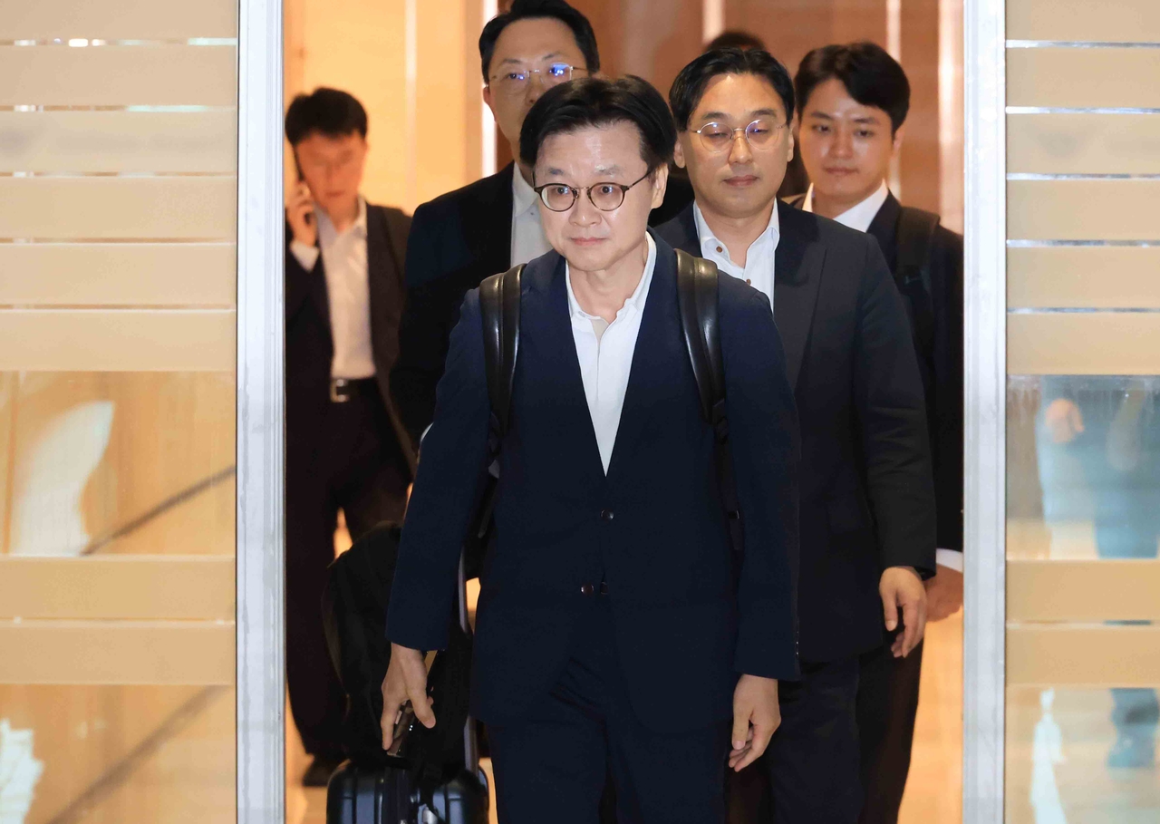 김정관 산업통상자원부 장관이 대미 통상 협상과 관련, 23일 인천국제공항을 통해 미국 워싱턴으로 출국하고 있다.   [연합]