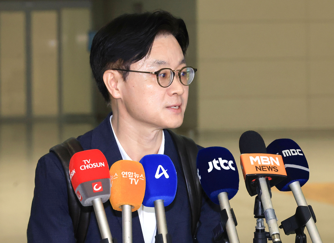 김정관 산업스포츠토토 베팅샵자원부 장관이 대미 스포츠토토 베팅샵 협상과 관련, 23일 인천국제공항을 통해 미국 워싱턴으로 출국하며 기자의 질문에 답하고 있다. [연합]
