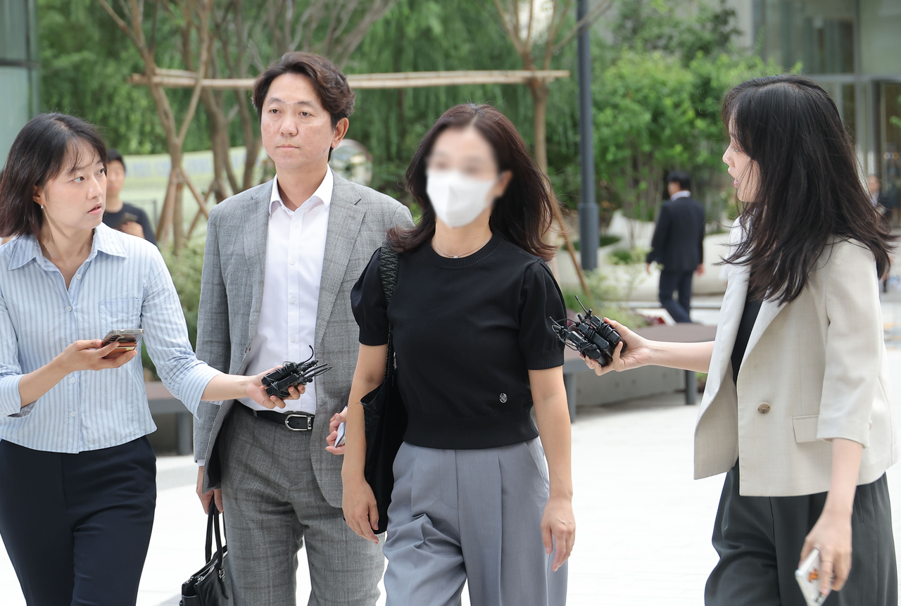 김건희 여사 일가의 전화인증없는 토토사이트로 알려진 김예성 씨의 부인 정모 씨가 23일 서울 종로구 KT광화문빌딩에 마련된 김건희 여사 관련 의혹을 수사 중인 민중기 특별검사팀 사무실에 출석하고 있다. [연합]