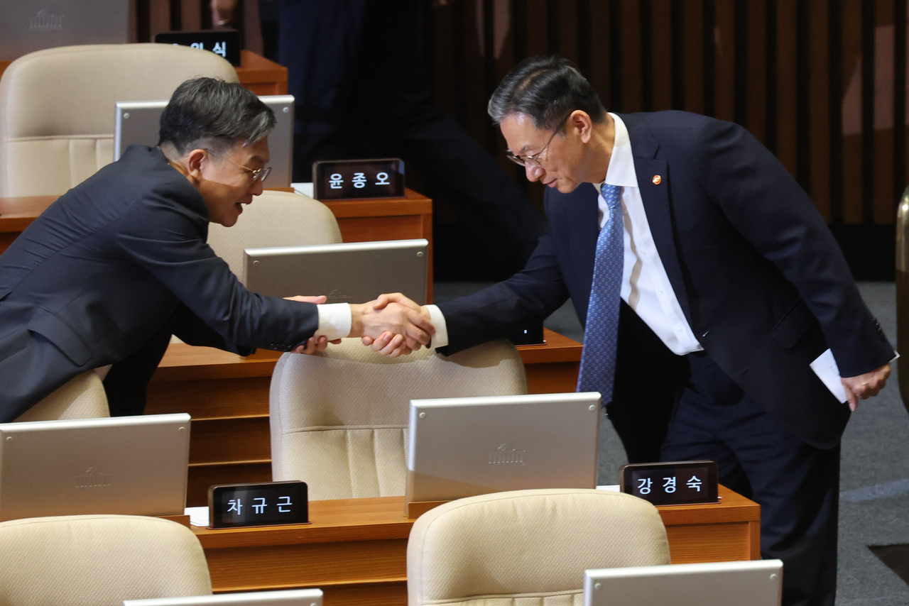 정성호 법무부 토토사이트 확인이 23일 국회 본회의에서 김윤 더불어민주당 의원과 악수하고 있다. [연합]