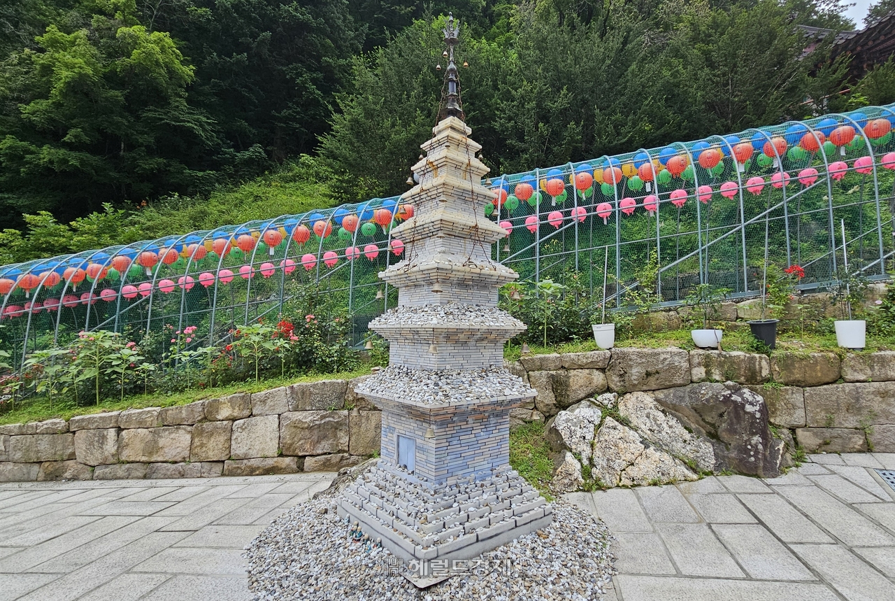 정암사 초입의 수마노탑 축소 모형물