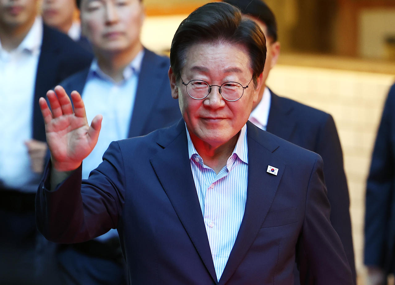 이재명 카지노 토토이 7월 11일 저녁 서울 광화문 인근 한식당에서 나오며 시민들에게 손을 흔들고 있다. [연합]