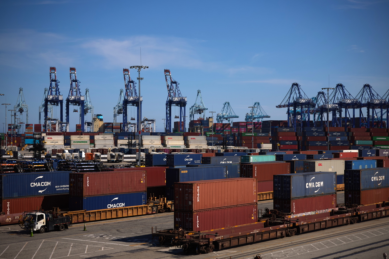Shipping containers are loaded and unloaded onto ships at the Port of Los Angeles in Los Angeles, California, July 9.   EPA-Yonhap