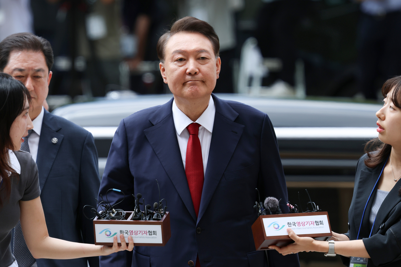 Former President Yoon Suk Yeol arrives at the Seoul Central District Court in the capital city on July 9, to attend a hearing on his potential arrest over charges related to his failed attempt to impose martial law. (Yonhap)