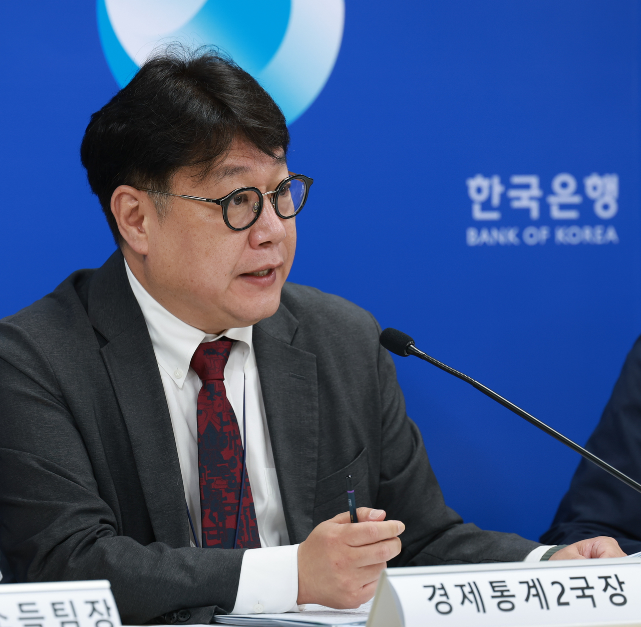 Lee Dong-won, a senior official of economic statistics at the Bank of Korea, speaks during a press briefing held at the bank’s headquarters in central Seoul, Thursday. (Bank of Korea)