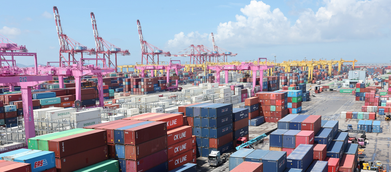 Cargo containers await shipment at the port of Incheon on Monday. (Newsis)
