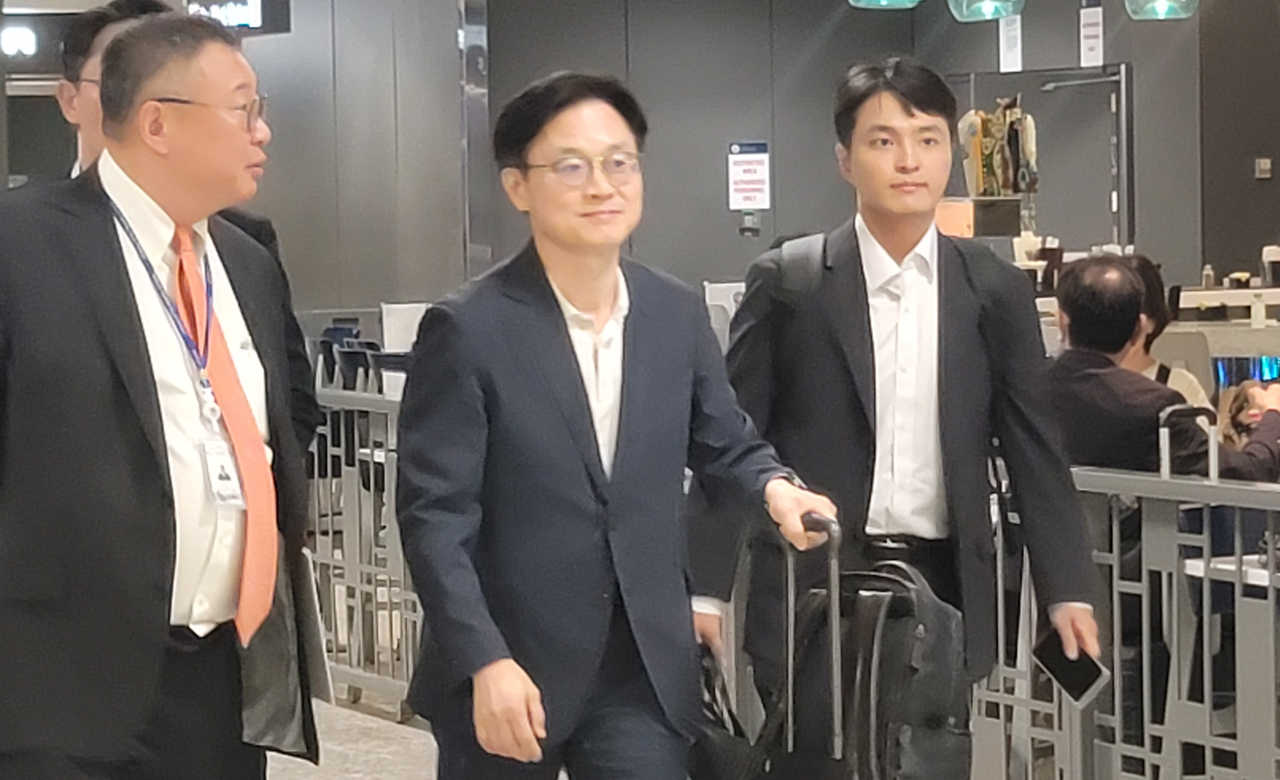 South Korea's new Industry Minister Kim Jung-kwan arrives at Dulles International Airport near Washington on Thursday. (Yonhap)