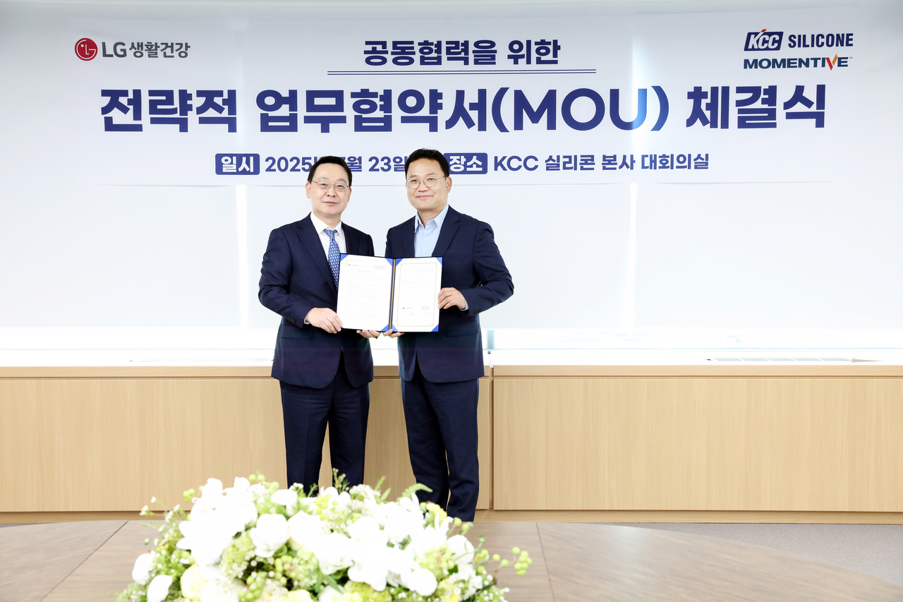 지난 23일 서울 서초동 KCC본사에서 강내규(오른쪽부터) LG건담 토토사이트건강 CTO와 송영근 KCC실리콘 대표이사가 업무협약서 체결 후 기념 촬영을 하고 있다. [LG건담 토토사이트건강 제공]
