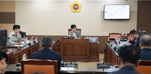 갤럭시 토토사이트시의회 산업경제위원회 4차 회의 모습.[갤럭시 토토사이트시의회 제공]
