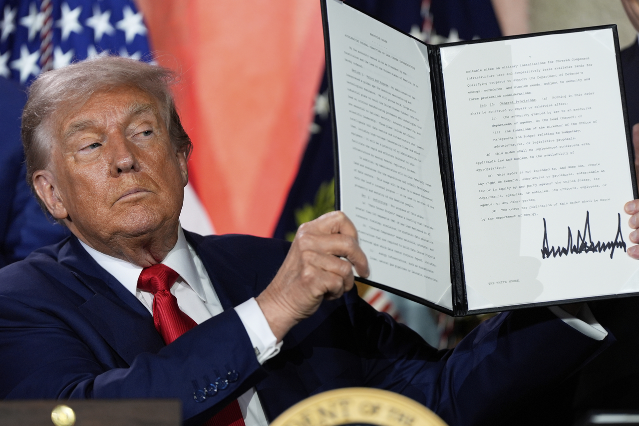 President Donald Trump holds a signed executive order after speaking during an AI summit at the Andrew W. Mellon Auditorium in Washington on Wednesday.   AP-Yonhap