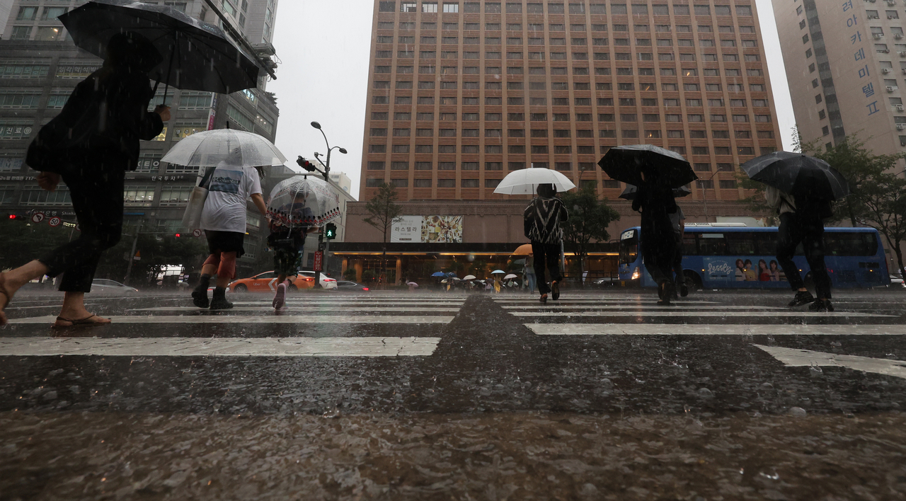People are seen commuting to work in this photo taken in Mapo-gu, Seoul, July 17. (Yonhap)