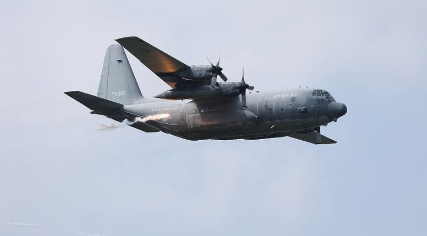 플레어 발사하는 공군 C-130 수송기. [연합]