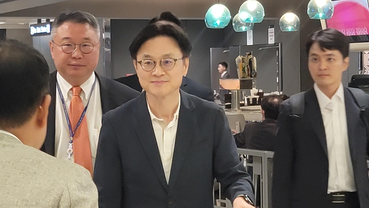 내달 1일(현지시간) 미국의 상호관세 발효를 앞두고 23일 미국을 찾은 김정관 산업통상자원부 토토사이트 케이 벳이 워싱턴DC인근 덜레스 공항을 통해 미국으로 입국하고 있다. [연합]