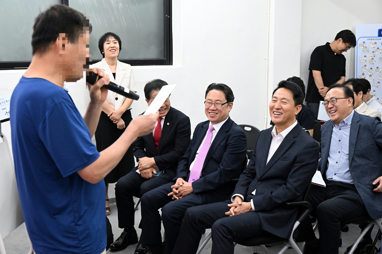 우리동네구강관리플러스센터를 이용한 주민의 이야기를 듣고 있는 오세훈 시장. [토토사이트 무료포인트 환전 제공]