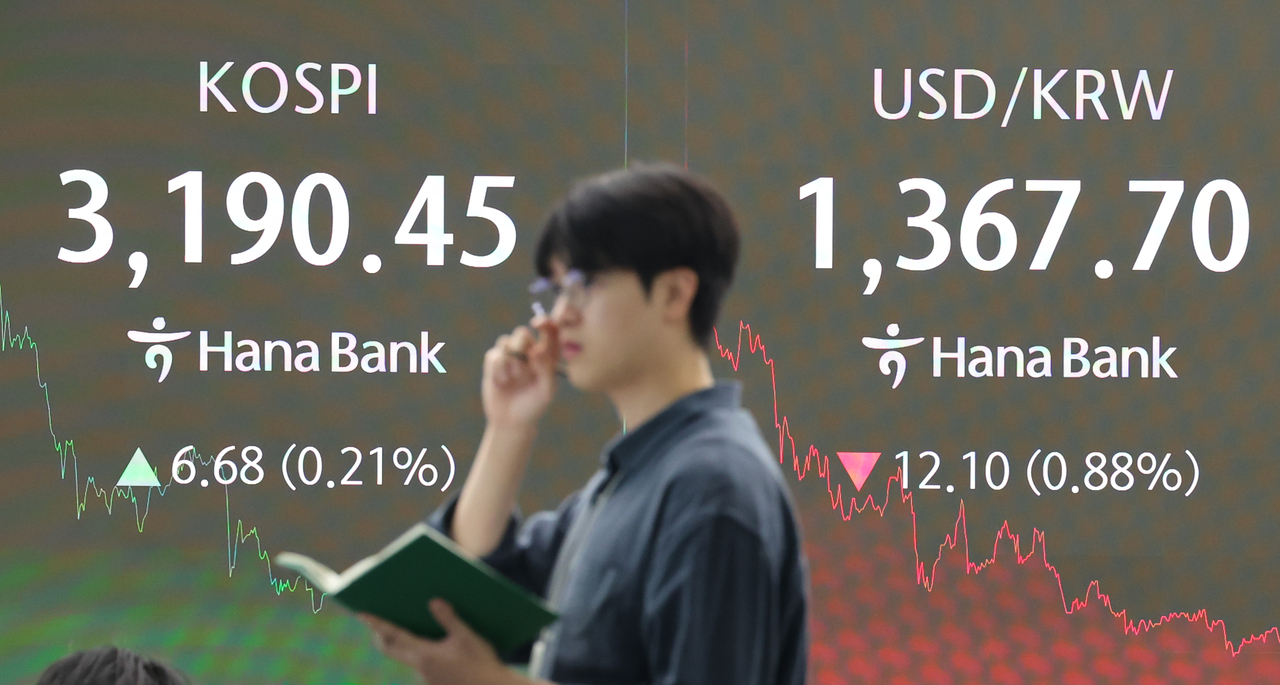 An electronic board showing the Korea Composite Stock Price Index at a dealing room of the Hana Bank headquarters in Seoul on Thursday. (Yonhap)