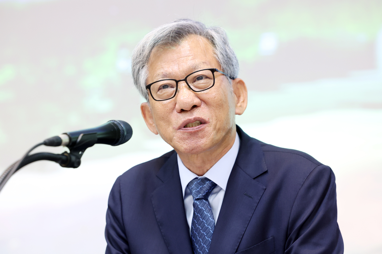 유홍준 신임 국립중앙박물관 토토사이트 바코드이 24일 서울 용산구 국립중앙박물관에서 기자간담회를 하고 있다. [뉴시스]