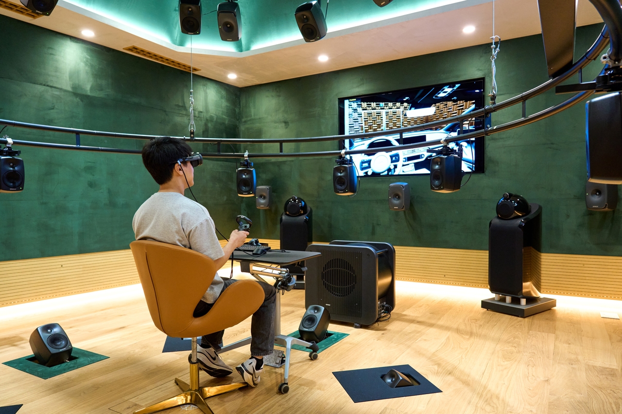 A researcher at Hyundai Motor Group’s Namyang R&D Center uses a virtual reality device to simulate a vehicle’s sound system and road noise. (Hyundai Motor Group)