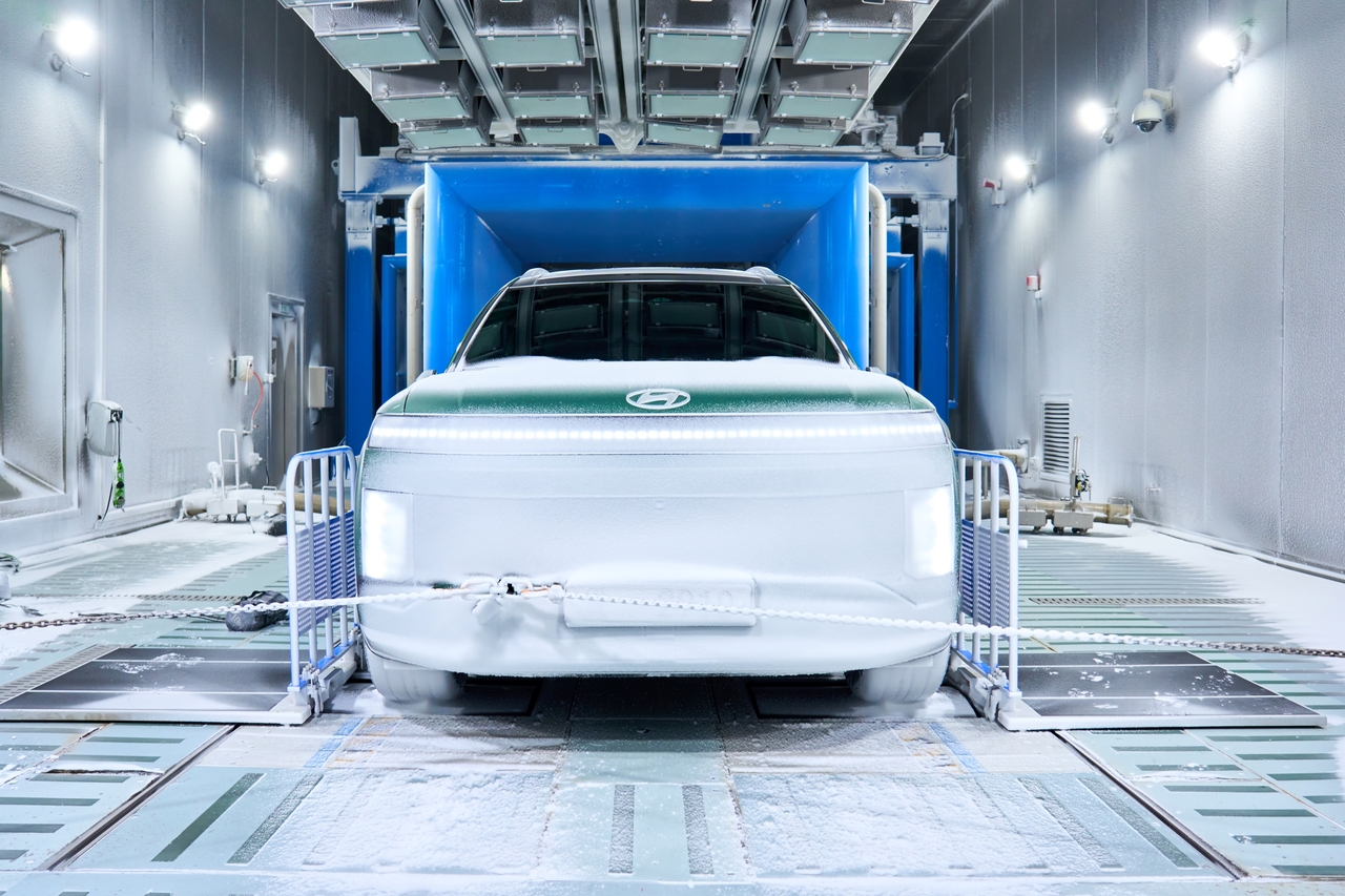 An Ioniq 9 electric SUV undergoes testing in simulated heavy snow conditions at Hyundai Motor Group’s Namyang R&D Center. (Hyundai Motor Group)