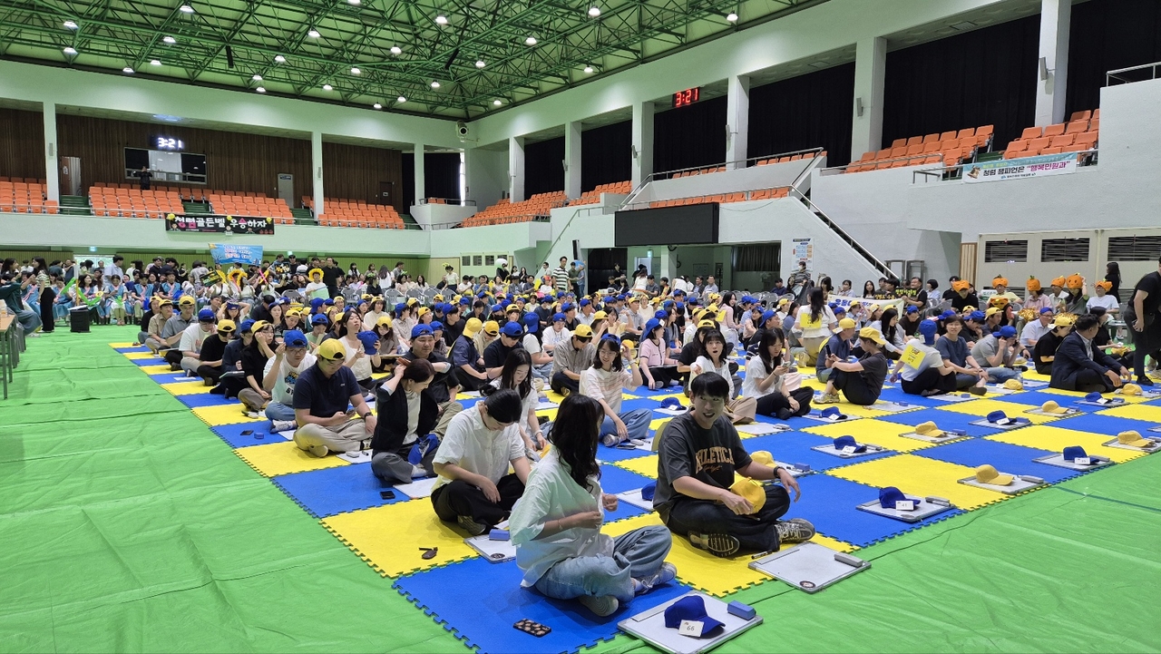 상주시가 300여명의 직원이 모인 투혼 토토사이트 골든벨 퀴즈대회를 개최해  투혼 토토사이트실천 결의를 다짐했다 [상주시 제공]