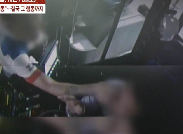 일회용 컵을 들고 탈 수 없다고 안내하는 기사에게 남성이 “눈X을 파 버린다”면서 손가락으로 위협하고 있다. [JTBC ‘사건반장’ 갈무리]