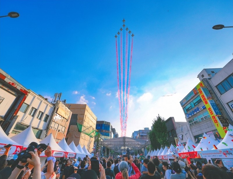 “이젠 이별 없이, 날자” 엘클라시코 토토사이트 ‘0시 축제’ 에어쇼
