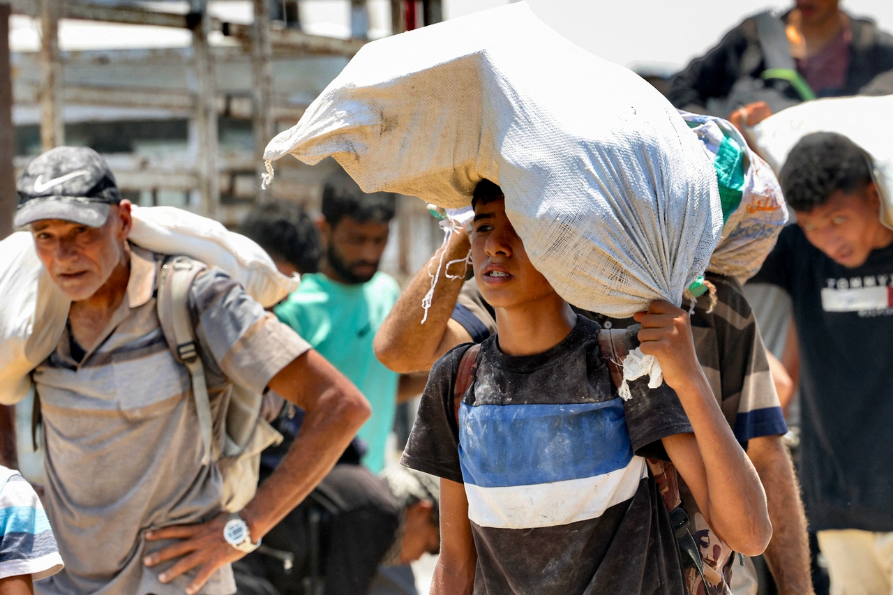 Displaced Palestinians receive humanitarian aid packages from a US-backed foundation in Rafah in the southern Gaza Strip on June 10. (AFP-Yonhap)