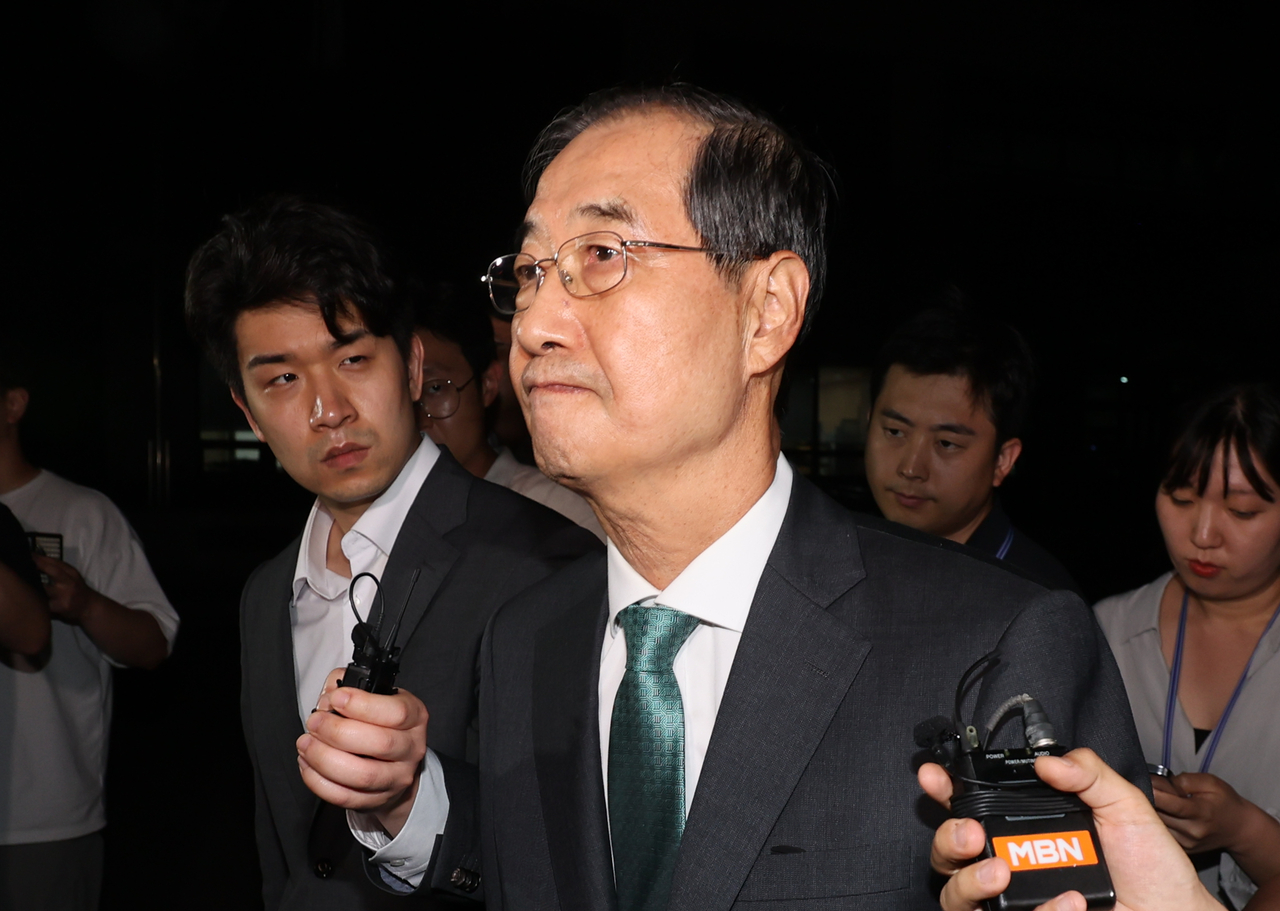 한덕수 전 국무토토사이트 세션가 지난 2일 서울 서초구 서울고검에서 내란특검 조사를 받은 뒤 청사를 떠나고 있다. [연합]