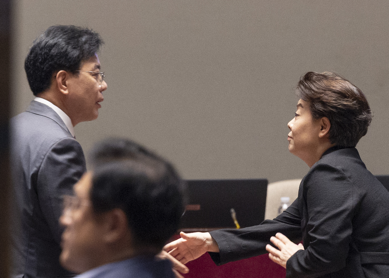 송언석 국민의힘 비상대책위원장 겸 원내대표(왼쪽)과 윤희숙 토토사이트 포에버원장이 지난 23일 국회 본회의 직후 다시 열린 국민의힘 의원총회에서 만나 악수하고 있다. [연합]