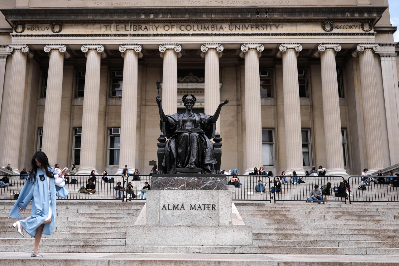 Students are seen on the campus of Columbia University in New York in April. (AFP-Yonhap)
