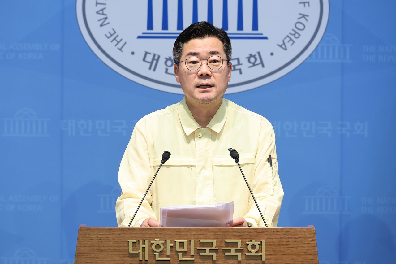 박찬대 더불어민주당 당대표 후보가 24일 서울 여의도 국회 소통관에서 검찰개혁 등 현안 관련 기자회견을 하고 있다. [연합]
