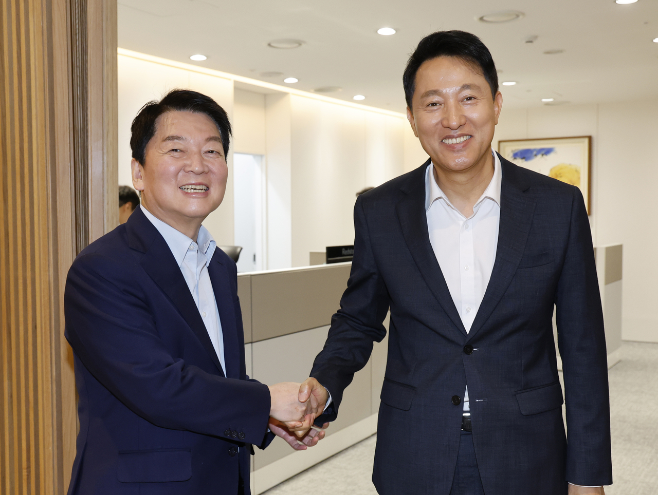 국민의힘 당권 주자인 토토사이트 세션 의원(왼쪽)이 24일 오세훈 서울시장과의 오찬 회동을 위해 서울시청을 방문해 오 시장과 인사하고 있다. [공동취재]