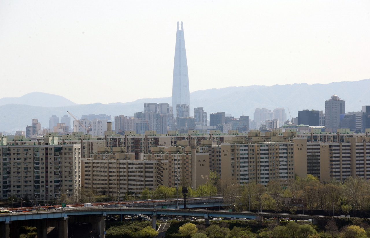 서울 용산에서 바라본 압구정동 현대아파트 단지 일대와 한강변의 모습. [연합]