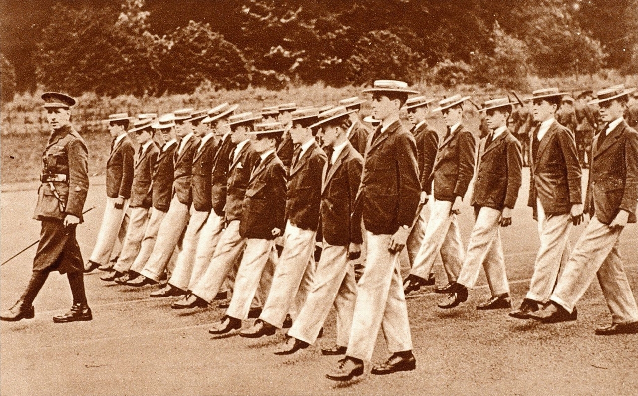 영국의 명문 사립학교 해로(Harrow) 스쿨 1920년대 교복 [위키피디아]