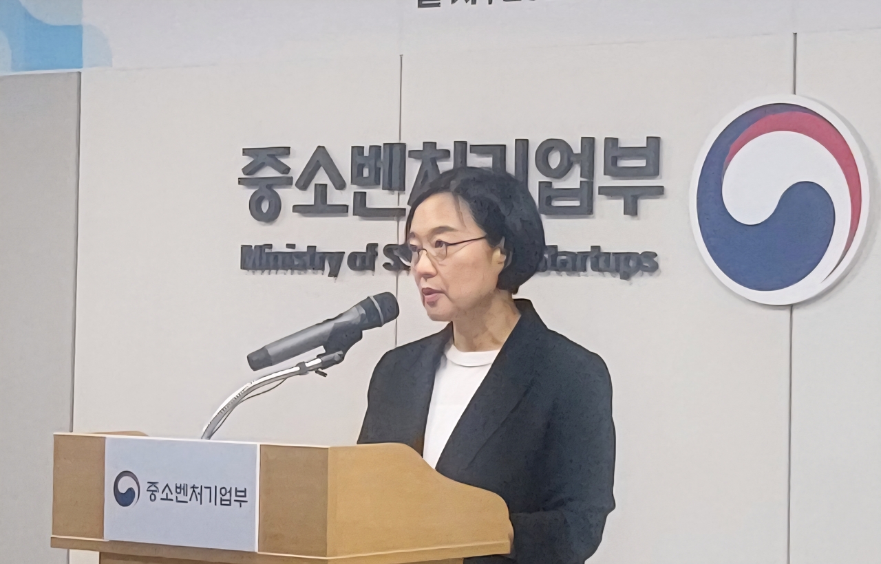 한성숙 신임 중소벤처기업부 장관이 24일 세종 중기부 청사에서 취임사를 하고 있다.  유재훈 기자