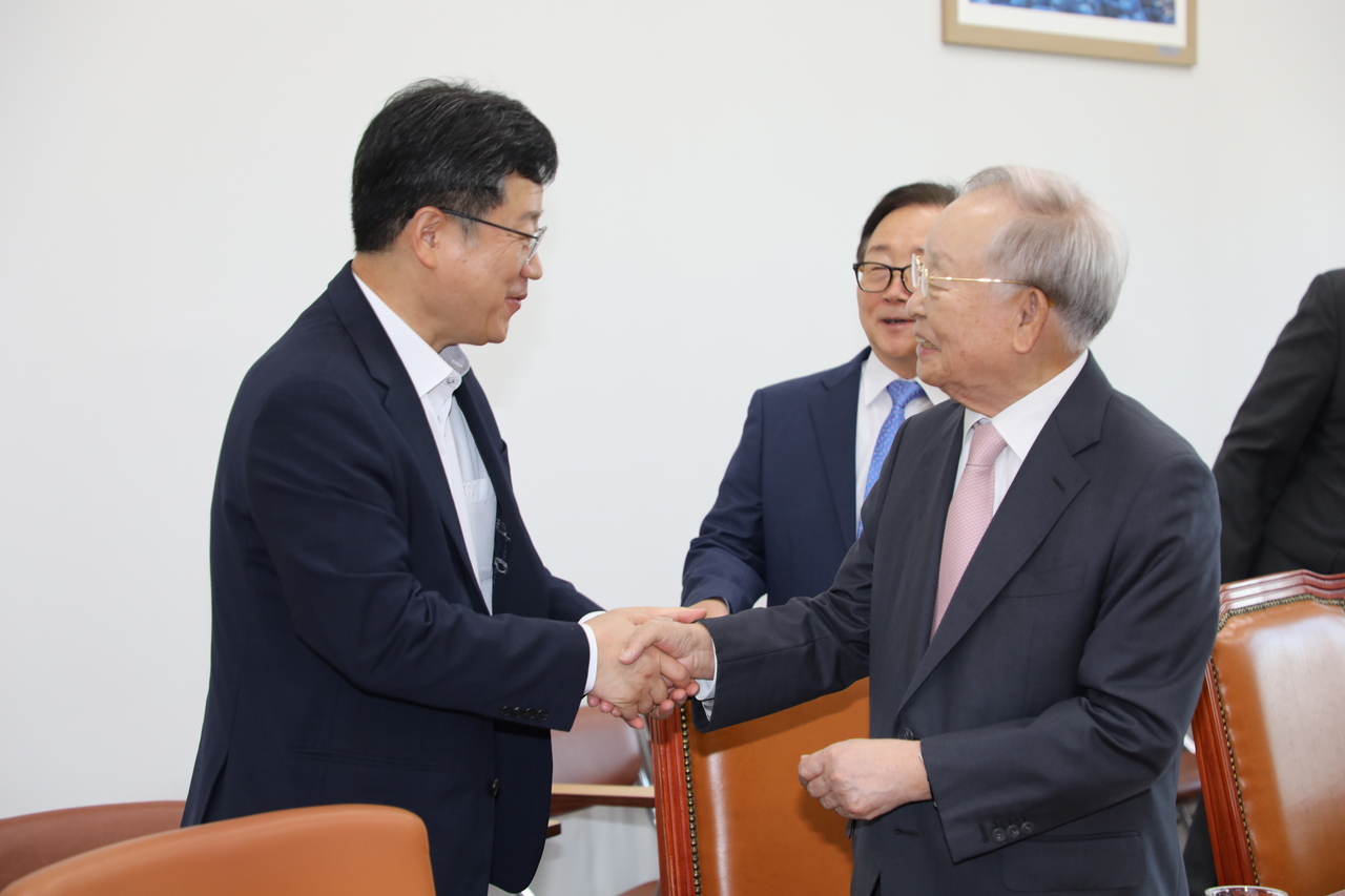 손경식 경총 회장(오른쪽)이 안호영 국회 환경노동위원회 위원장과 악수하고 있다. [경총 제공]