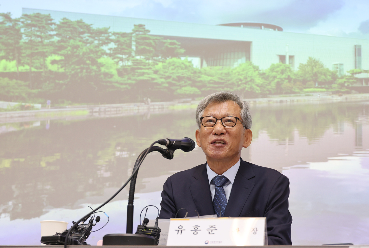 You Hong-jun, the newly-appointed director general of the National Museum of Korea, speaks to reporters at the NMK, Thursday. (Yonhap)