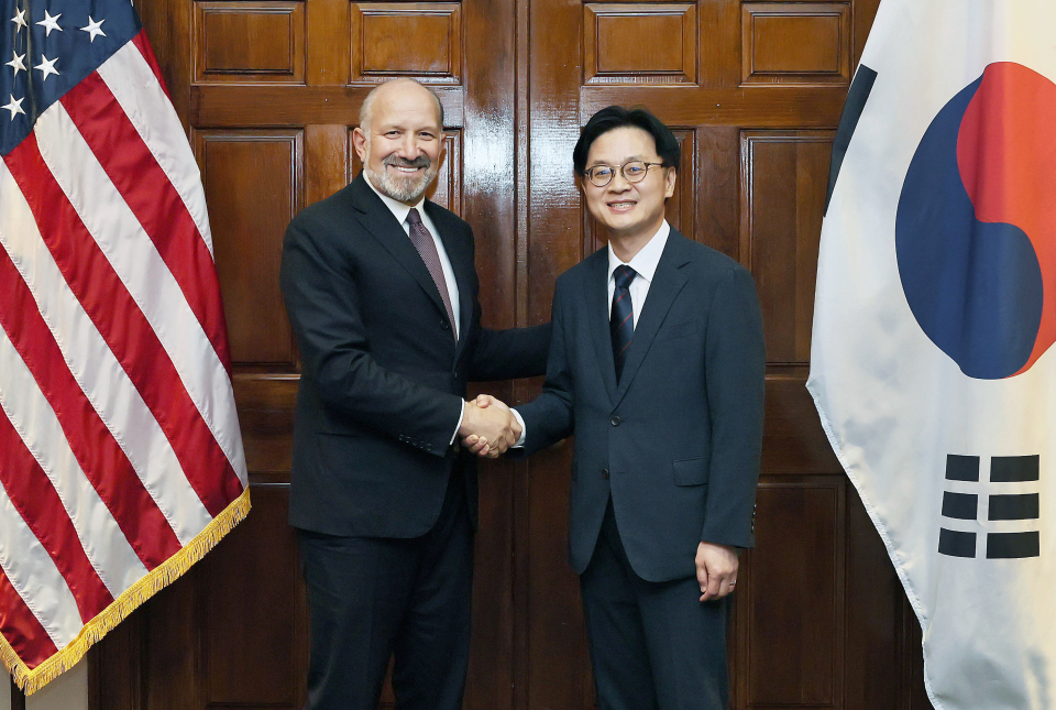 Industry Minister Kim Jung-kwan (right) and US Commerce Secretary Howard Lutnick pose for photos at a meeting held in Washington D.C., Thursday (local time). (Ministry of Trade, Industry and Energy)