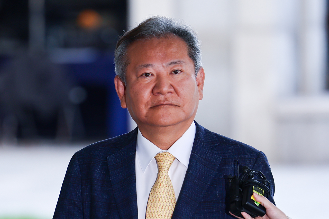 Former Interior Minister Lee Sang-min appears for questioning by a special counsel team at its office at the Seoul High Prosecutors' Office in southern Seoul on Friday. (Yonhap)