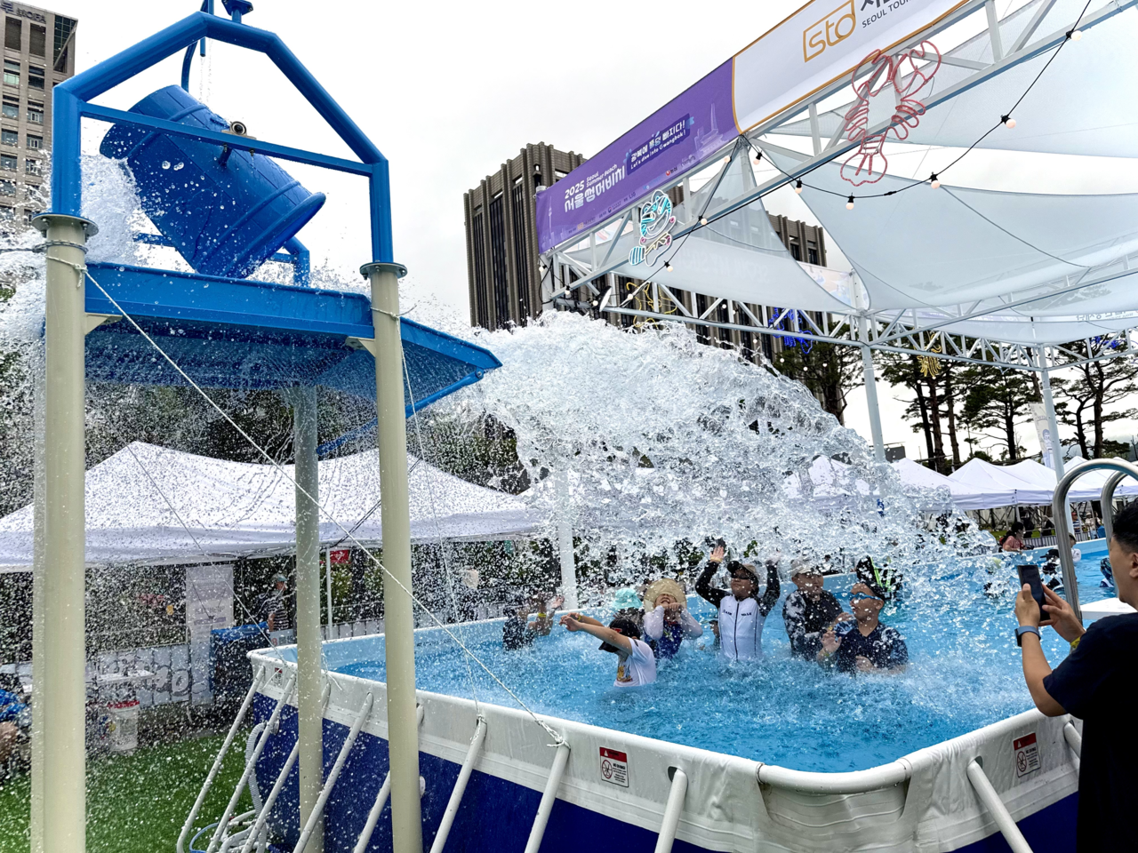 Visitors enjoy a swimming pool in Gwanghwamun Square in Jongno-gu, central Seoul on July 19. (Seoul Metropolitan Government)
