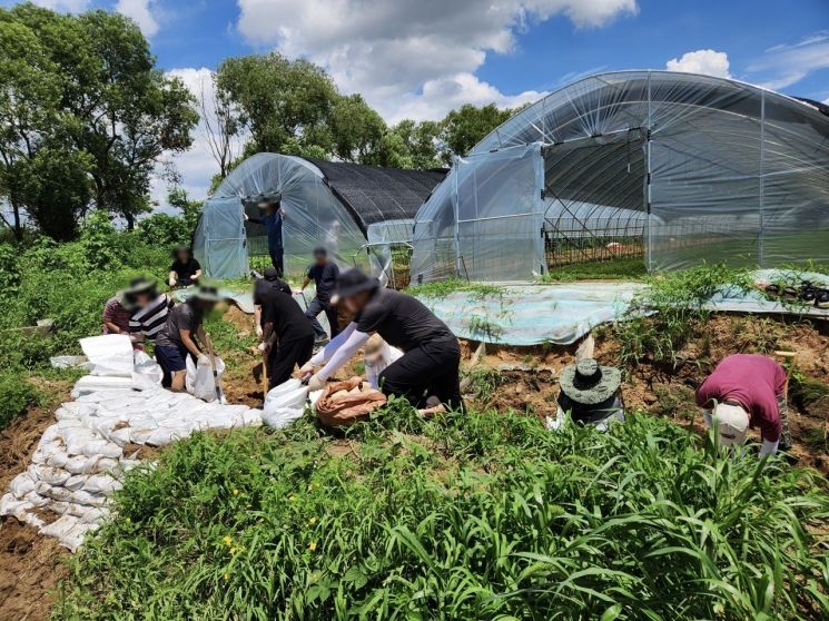 Community service workers urgently deployed to flood-hit sites. (Ministry of Justice)