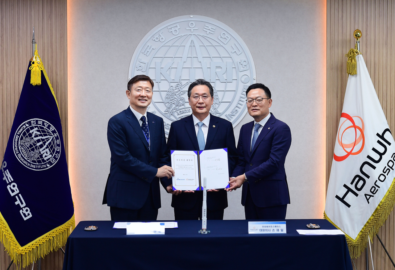 25일 대전 한국항공우주연구원에서 진행된 ‘누리호 토토사이트 해킹 신고전 계약’ 체결식에 참석한 손재일 한화에어로스페이스 대표이사(오른쪽), 윤영빈 우주항공청장(가운데), 이상철 항우연 원장(왼쪽)이 기념사진을 찍고 있다. [한화에어로스페이스 제공]