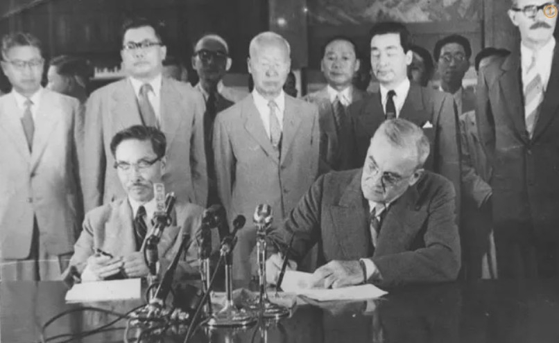 지난 1953년 8월 8일 한미상호토토사이트 해킹 신고조약 가(假)조인식을 지켜보고 있는 이승만(뒷줄 가운데) 대통령과 가조인식에서 서명하는 변영태(앞줄 왼쪽) 대한민국 외무장관과 존 포스터 덜레스(앞줄 오른쪽) 미국 국무장관의 모습. [위키백과]