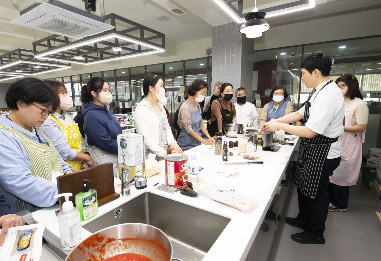 외식창업 키워드림 아카데미 수강생들이 영진전문대 호텔항공관광과가 운영하는 실습에 참여한 모습.[영진전문대 제공]