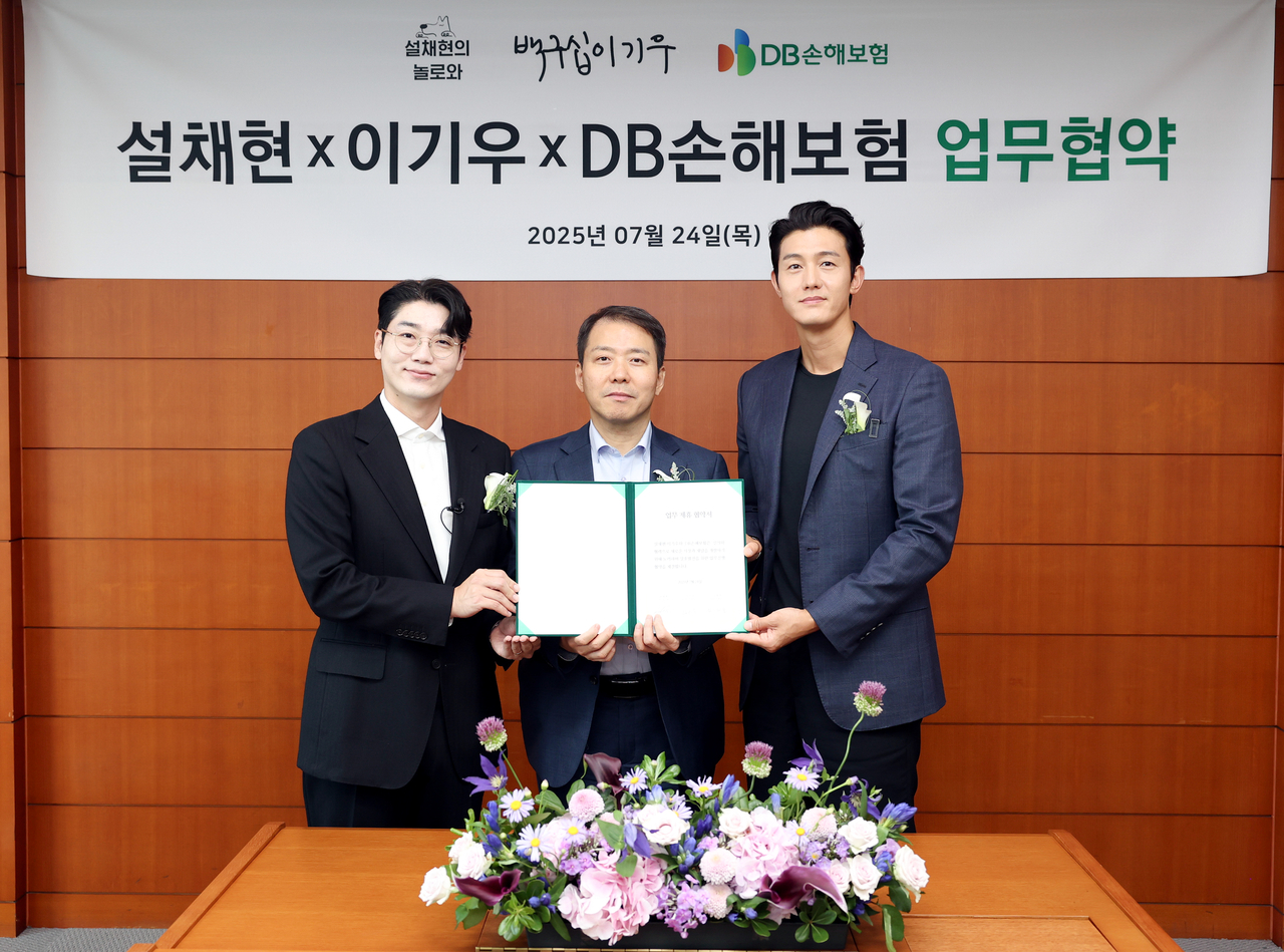 지난 24일 서울 강남구 대치동 DB금융센터에서 열린 업무협약식에서 설채현 수의사(왼쪽부터), 심재철 DB손해보험 부문장, 배우 이기우 씨가 기념 촬영을 하고 있다. [DB손해보험 제공]