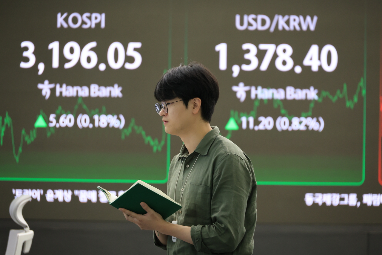 An electronic board showing the Korea Composite Stock Price Index at a dealing room of the Hana Bank headquarters in Seoul on Friday. (Yonhap)
