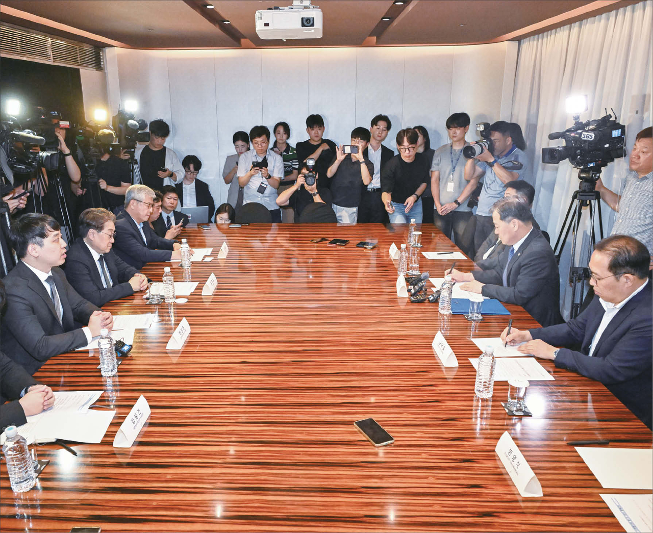 한성존(왼쪽 첫 번째) 대한전공의협의회 비상대책위원장이 25일 오전 서울 중구 더 플라자 호텔에서 열린 수련협의체 제1차 회의에서 인사말을 하고 있다. 임세준 기자