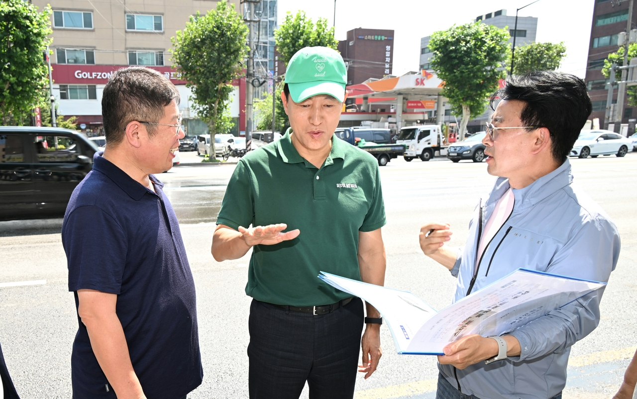 오세훈 서울시장이 25일 동대문구 장한평역 앞 천호대로에서 토토사이트 계정탈퇴 가동 현장을 점검하고 있다. [서울시 제공]